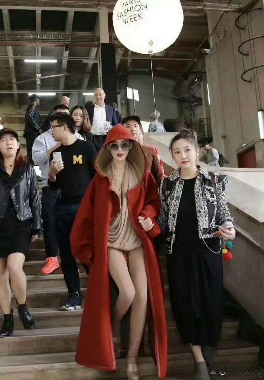 张馨予这造型忒别致，肉色打底裤，亮点略尴尬。