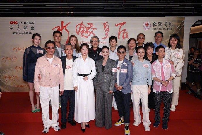 最近马丽和惠英红一起在长沙宣传新片，她这回穿了一件很还是的白色裙子，看起来年轻又