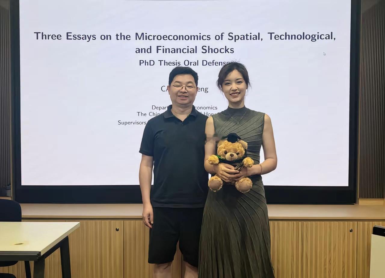 让我们恭喜这位女士博士毕业答辩通过！