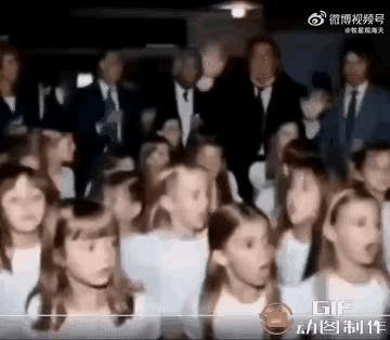 这网上传的那个萝莉岛视频，真是越看越让人心里发毛。大家都在猜左边那个男的是谁，看