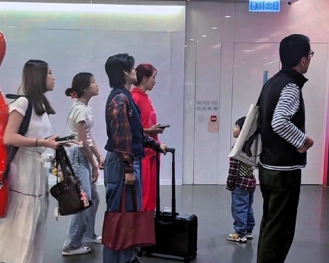 蔡少芬一家被偶遇，两个女儿像她，又高又瘦，大女儿背着琴应该是学音乐的。小儿子长得