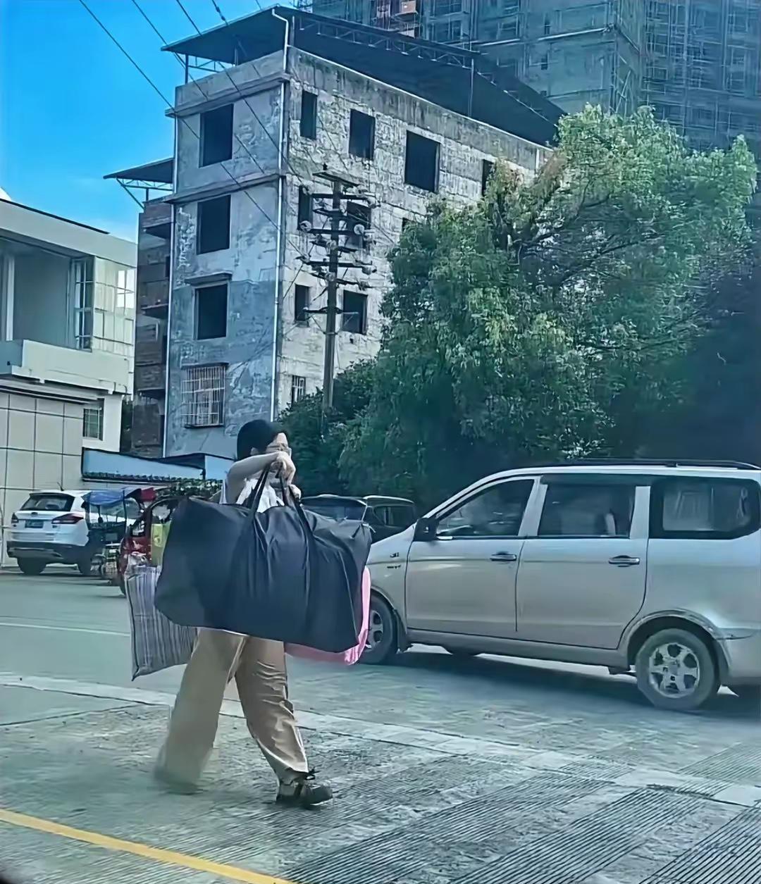 高考结束独自挑扁担回家的女孩找到了，她来自广西灌阳，有记者专门找到她家对她进行了