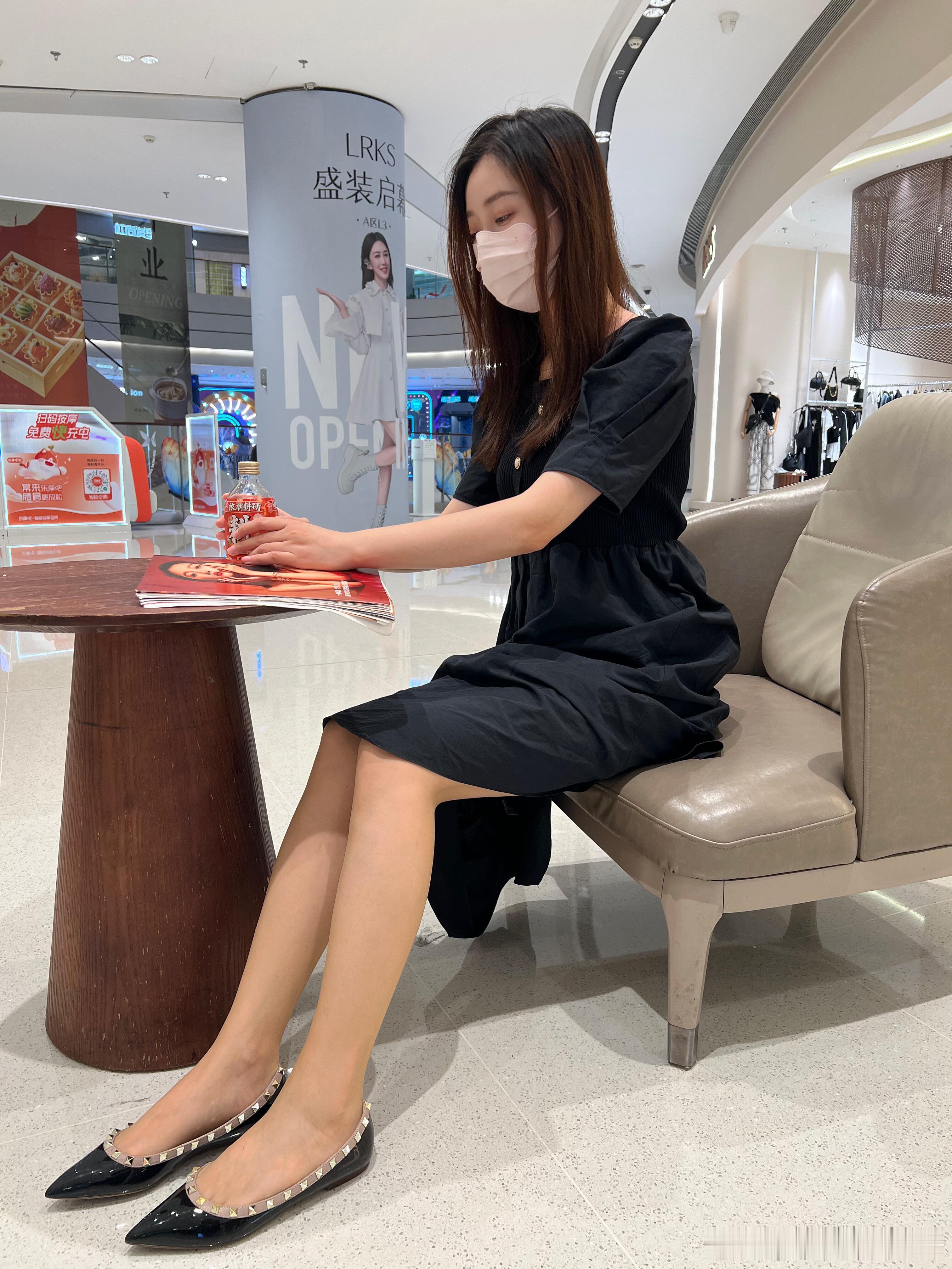 嗯。丝袜搭配平底鞋～​​​