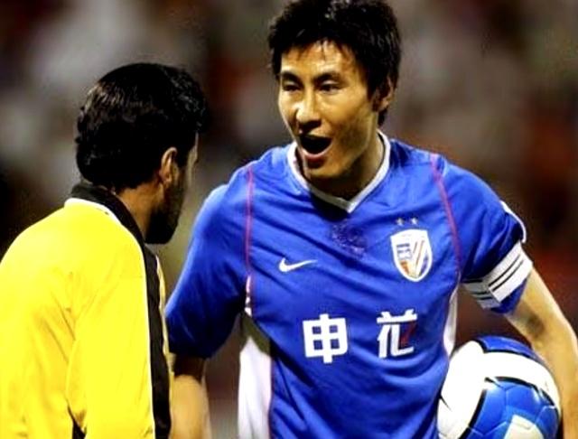 2004赛季前足协曾出台一项规定，拥有4名国脚的俱乐部，在国内转会中不得再引进国