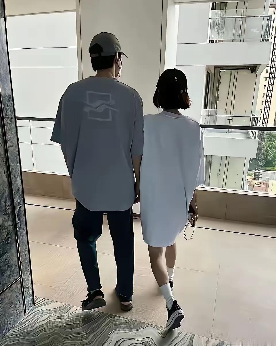 秦岚和魏大勋的同居照一出来，全网关注点彻底跑偏了！本来以为评论区会围着“差十岁姐