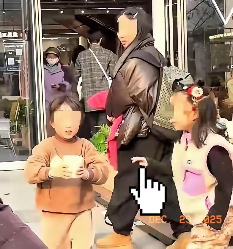 绍兴被泼水的女孩妈妈回应：不为赔偿，就想让孩子知道“做错事要负责”！12月21