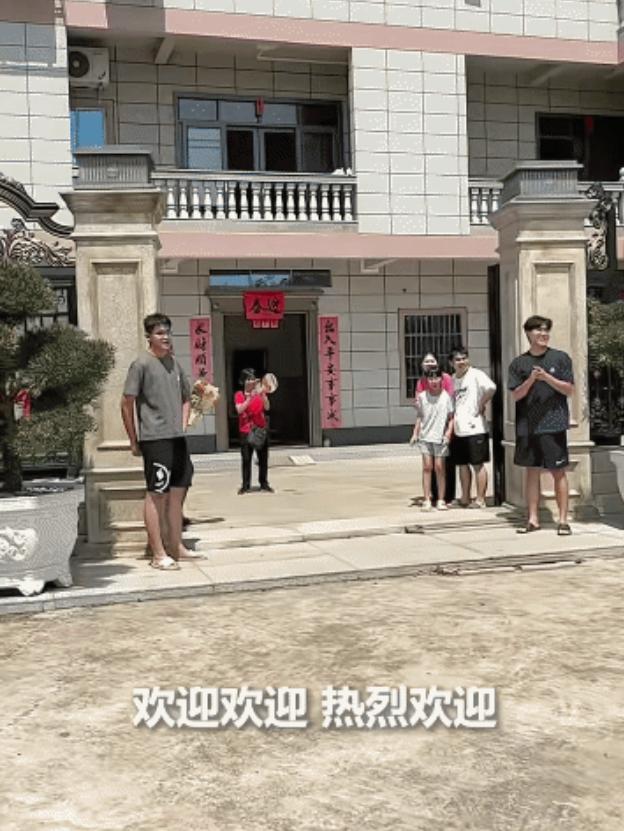 “上人民日报了！”广西，男子第一次带女朋友回家，他没想到，全家竟然都站在门口迎接