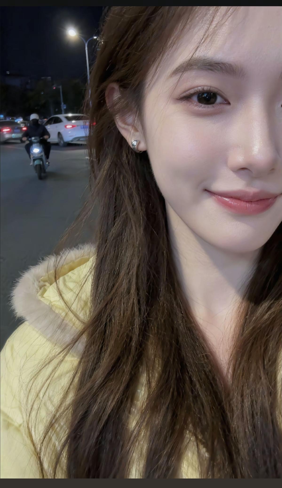 夜晚街头的温柔瞬间✨晚风轻拂，路灯晕开暖黄的光，街头的喧嚣好像都被这抹笑意