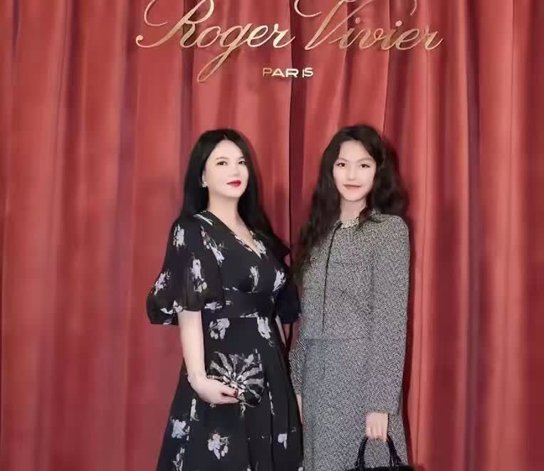 李湘“富养女儿”的含金量还在上升对比那尔那茜的“暗箱操作”李湘明晃晃的托