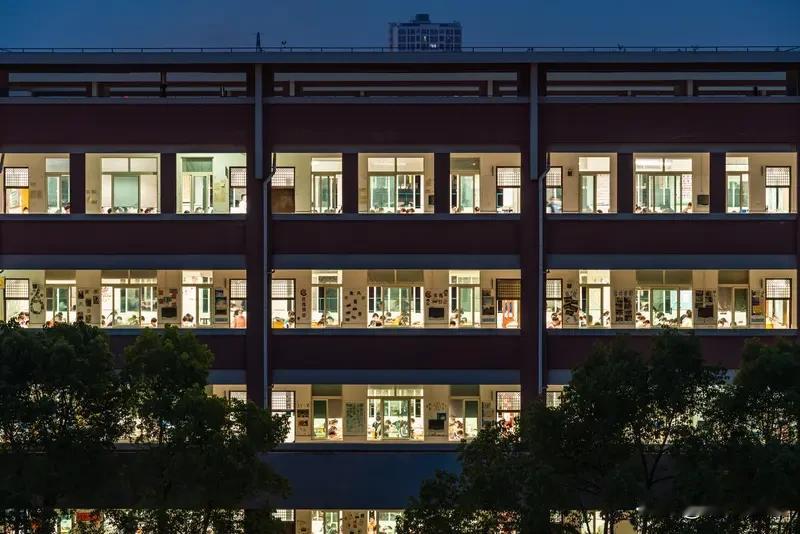 幼儿园接连闭园的消息令人忧心，这仅仅是开始。若生育率持续走低，不出两年，小学也将