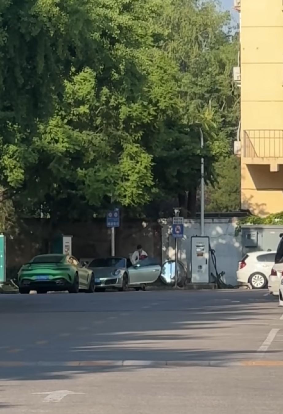王曼昱今日下训，独自驾驶自己的私车由体总运动员公寓返家。一条曼昱在体总运动员公