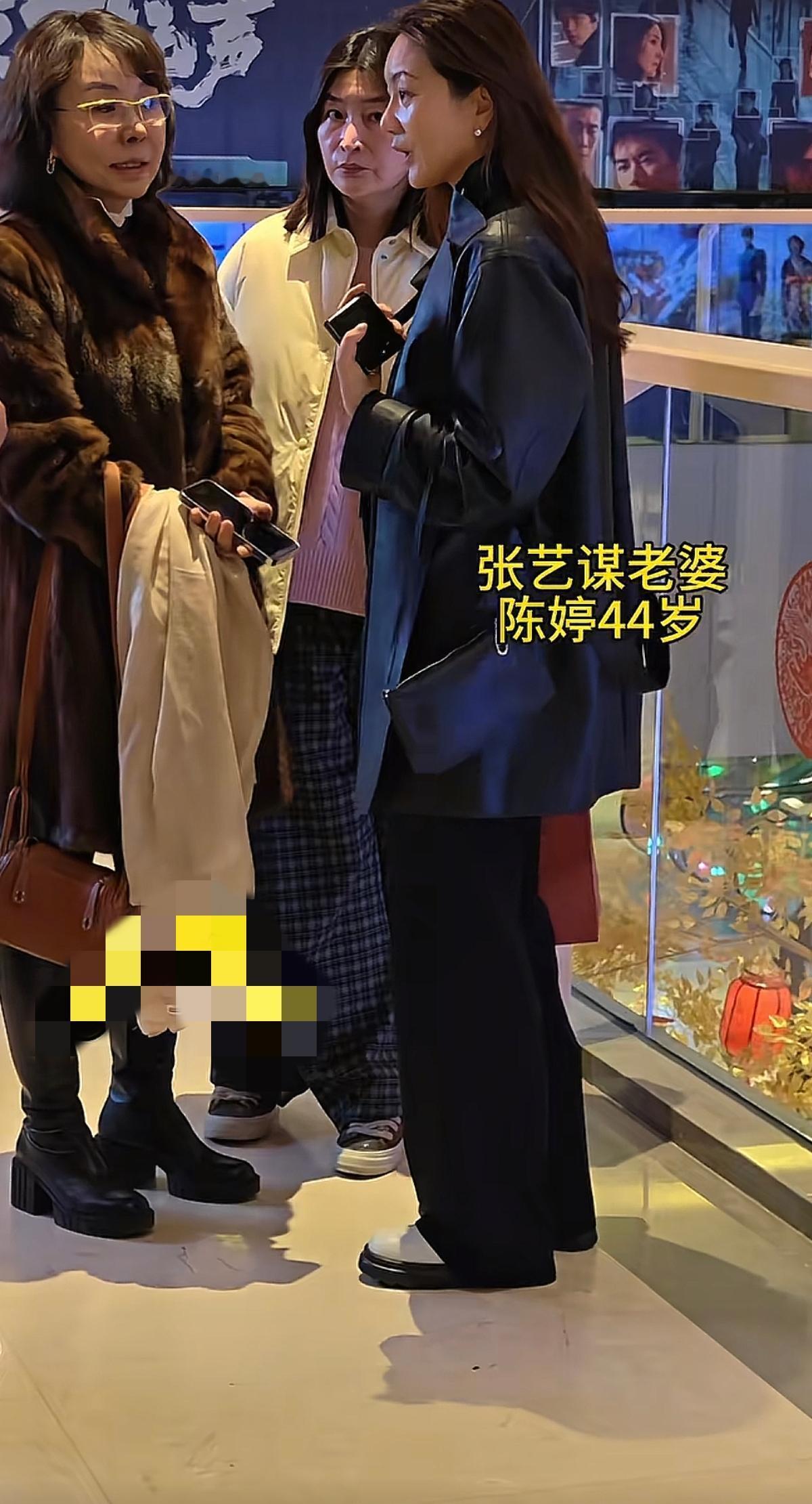 张艺谋的妻子陈婷露面，虽然45岁，但一看就是富婆!2月18日大年初二，张艺谋