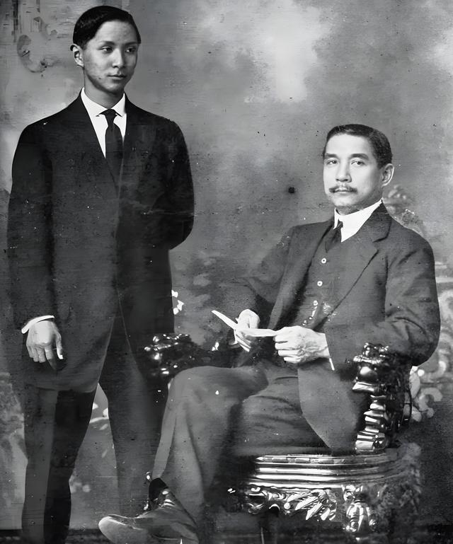 孙中山唯一的儿子孙科，1949年拒绝跟随老蒋去台湾。老蒋气的在日记里怒骂他是“阿