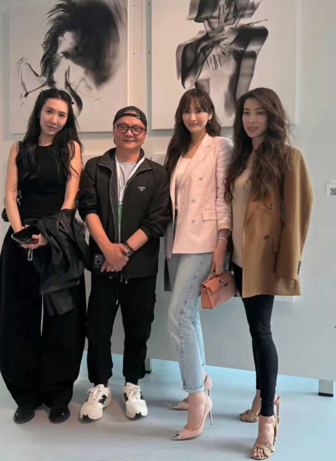 47岁的吴佩慈近日罕见亮相，肌肤白皙、气质出众，状态依旧优雅迷人，丝毫未受外界传