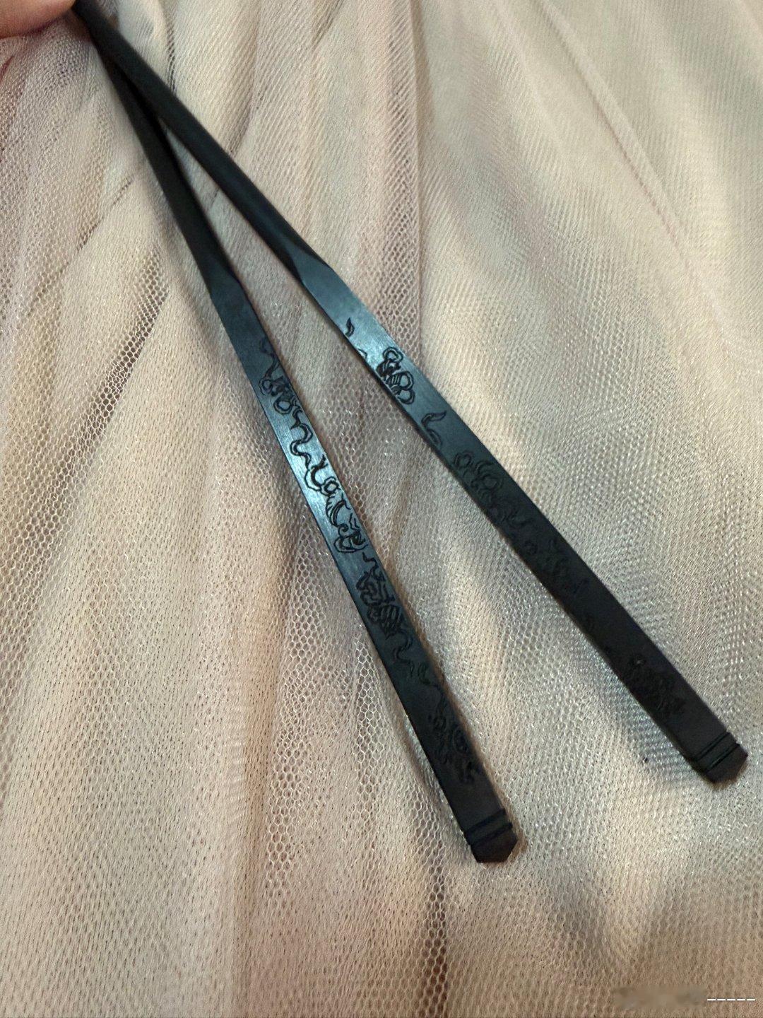 我和你天生成双宫里的世界联名筷实物太绝，乌木色调搭配宫廷纹样，美团外卖满99就能