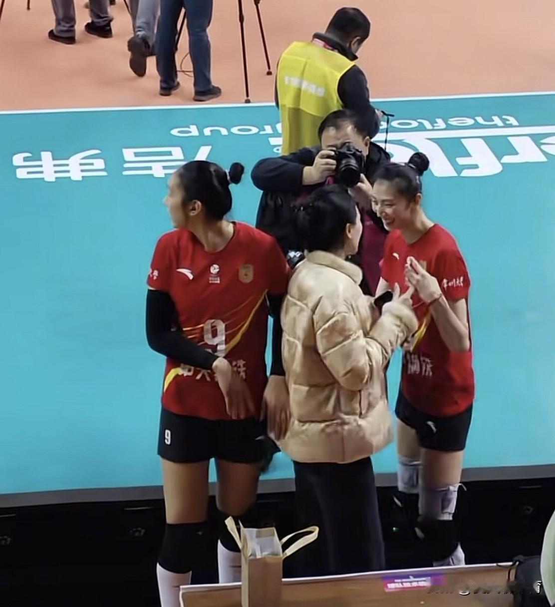 姐妹情深！江苏女排和辽宁女排这场比赛，神秘嘉宾空降赛场，前段时间刚刚退役结婚的江