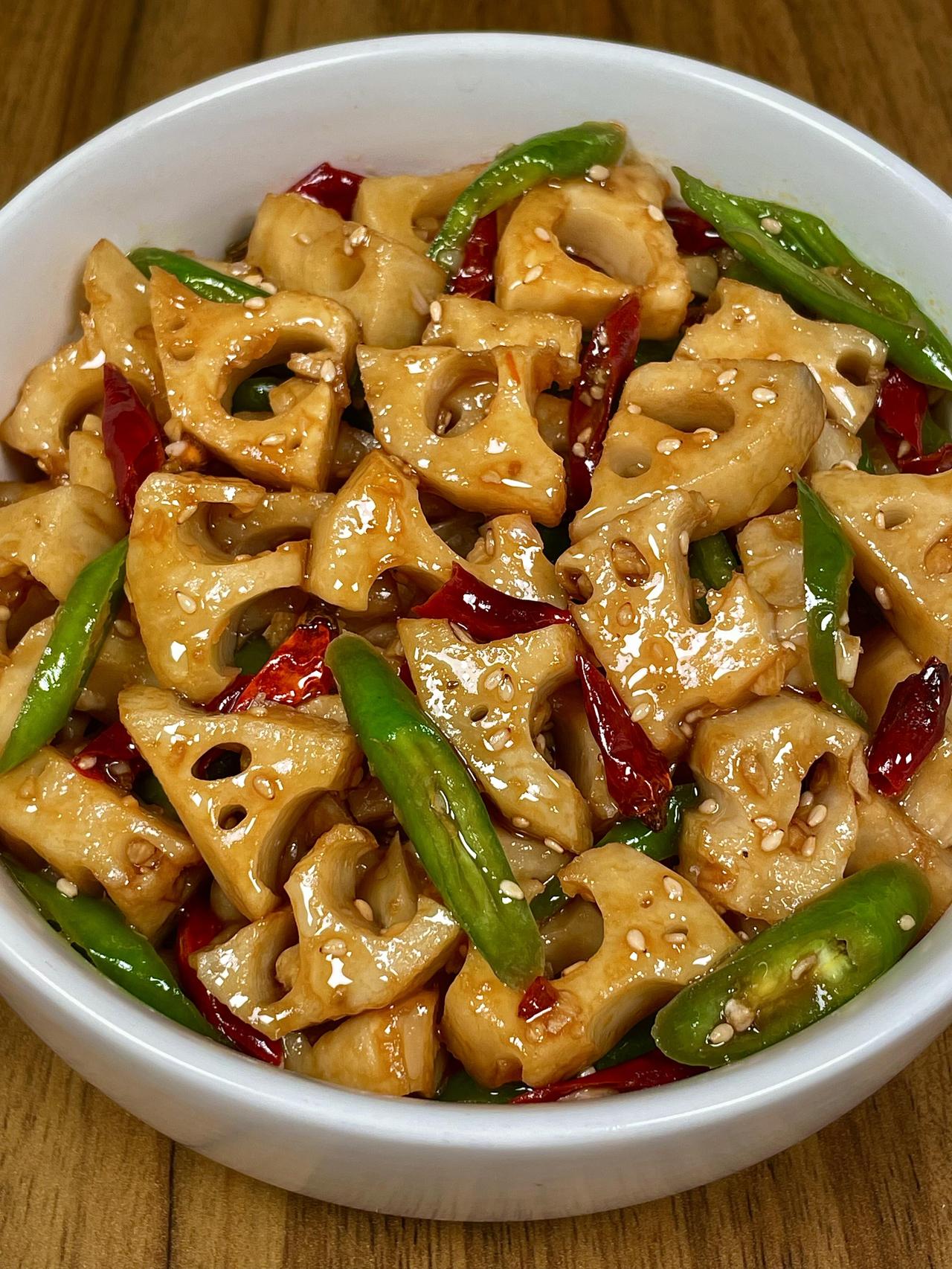 超下饭酸辣藕丁，简单几步轻松搞定分享一道万能家常菜酸辣藕丁，口感脆嫩酸辣，拌