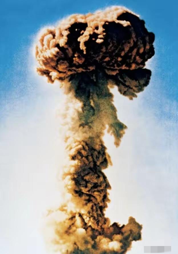 1969年。有人问毛泽东：“那我们的核弹投向哪里?”毛主席大手一挥说：“全部扔到