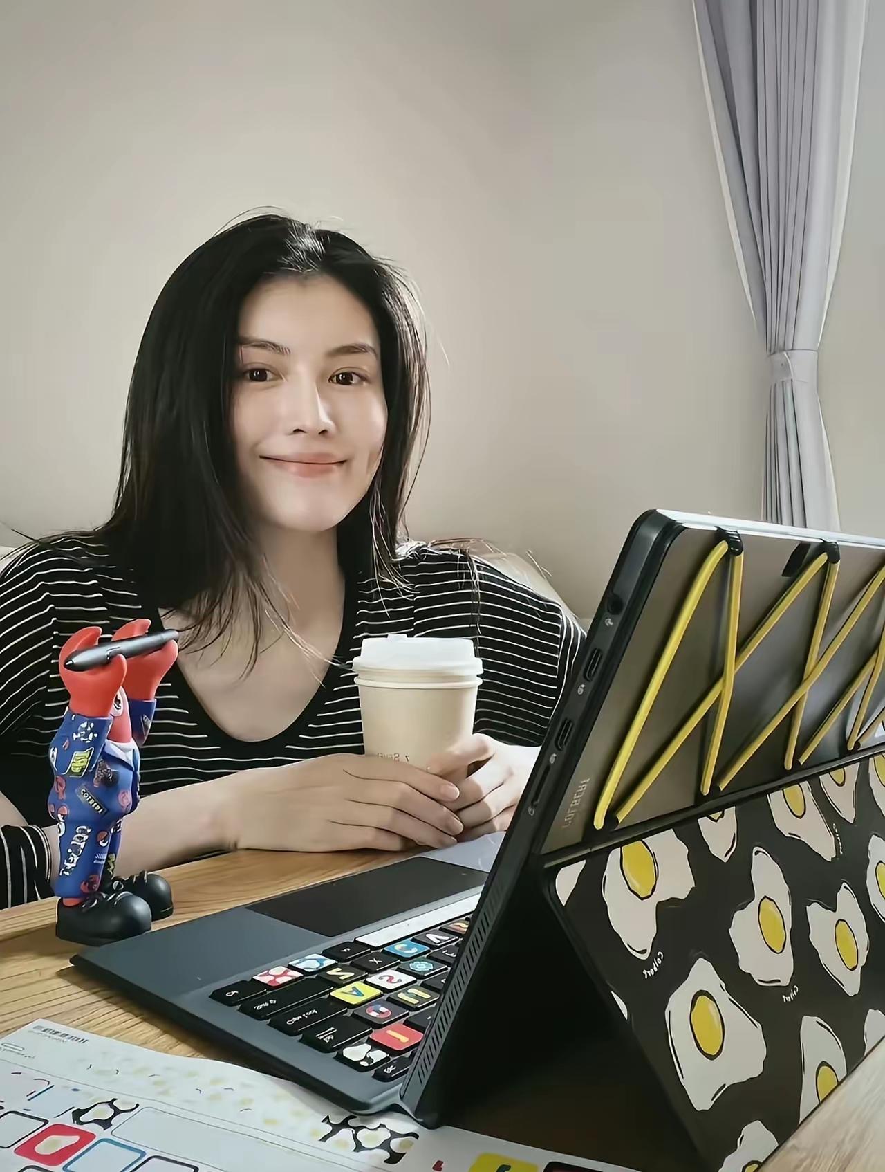 她悄悄完成了一件人生大事，才把这份喜悦轻放在我们面前。何穗与陈伟霆的亲子照配文