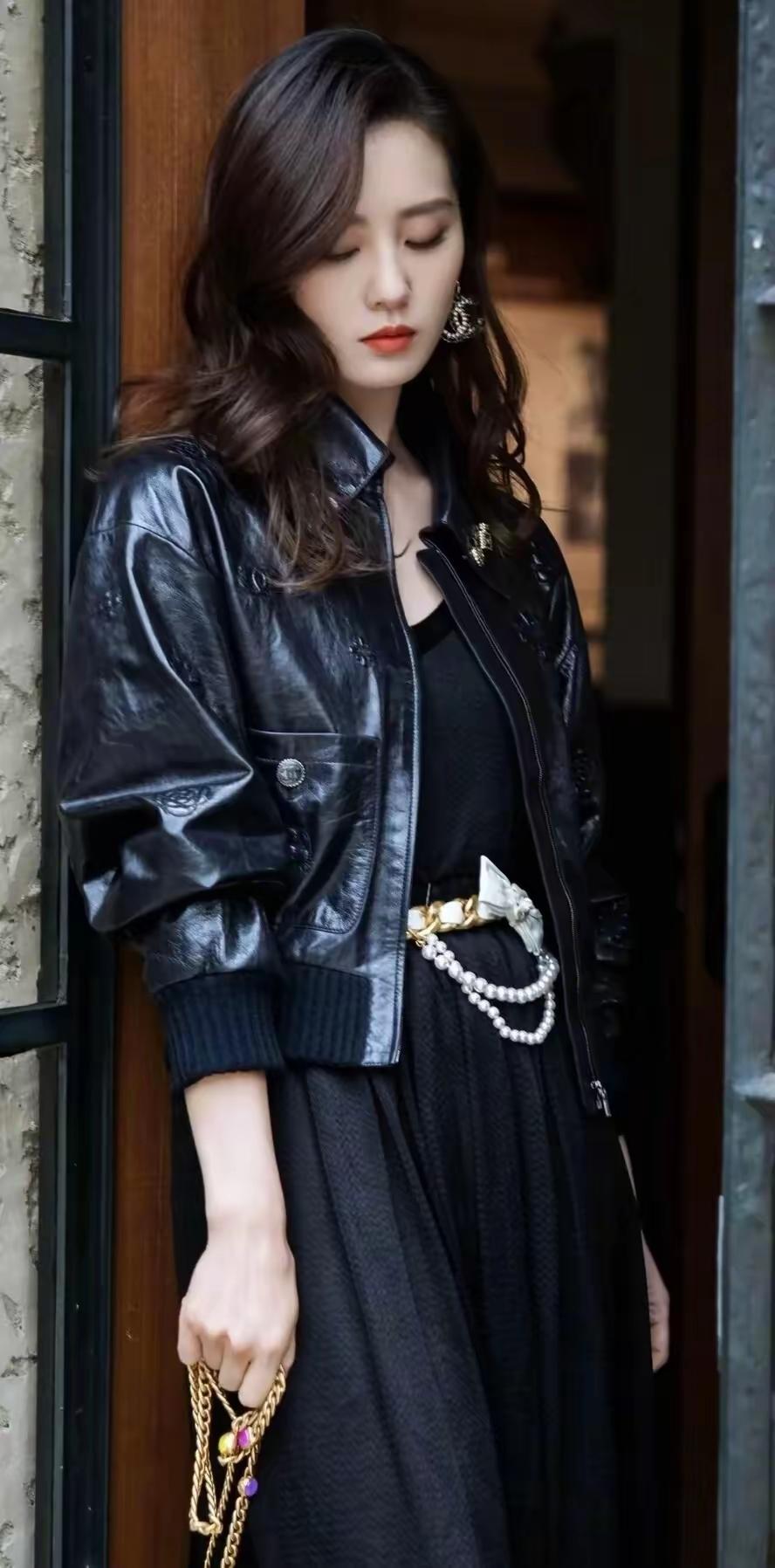 美女壁纸～刘诗诗的黑色皮衣造型太绝了！质感满满的亮面皮质外套，细节处的精致刺绣