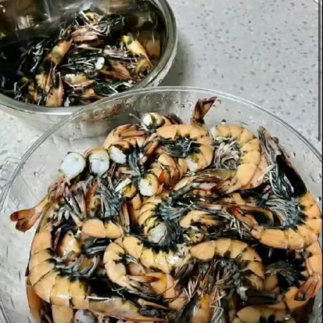 花了八十块钱买的大虾，下班满心欢喜回到家，一看这虾我都傻眼了，这还咋吃啊。