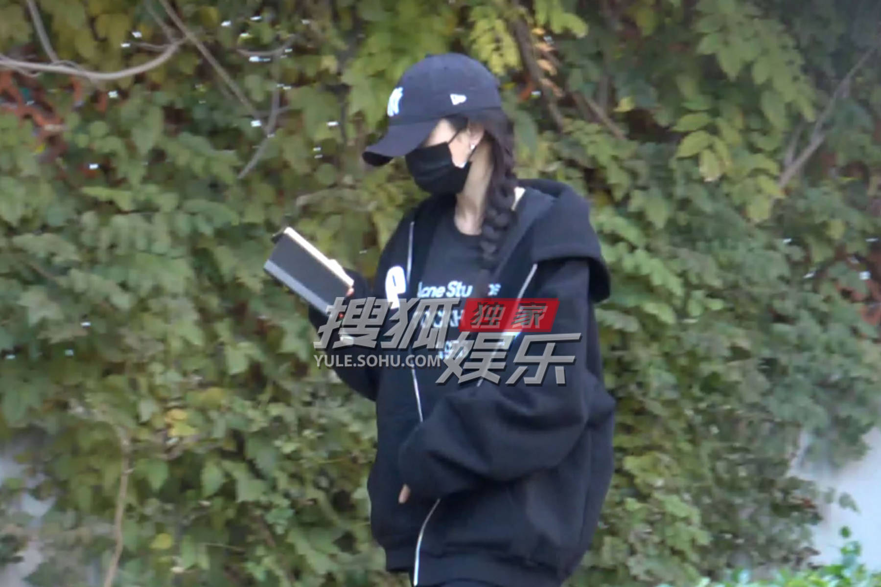 几个月的课也是没白报哈哈哈哈走路还玩手机杨幂你不乖哦（虽然我也这样）想看