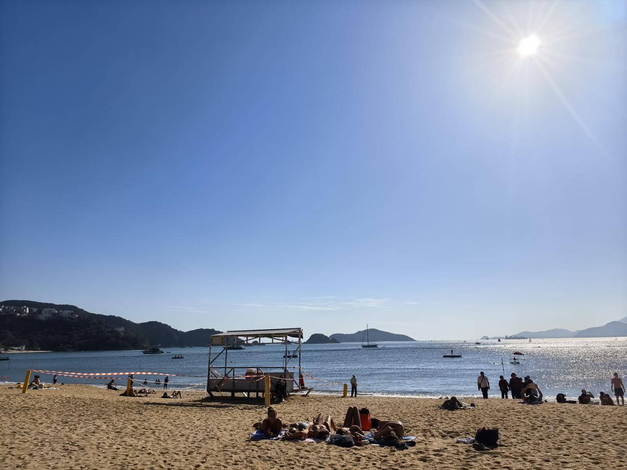 香港浅水湾，位于香港岛南区，是香港最具代表性的天然海滩之一，有“东方夏威夷”的美