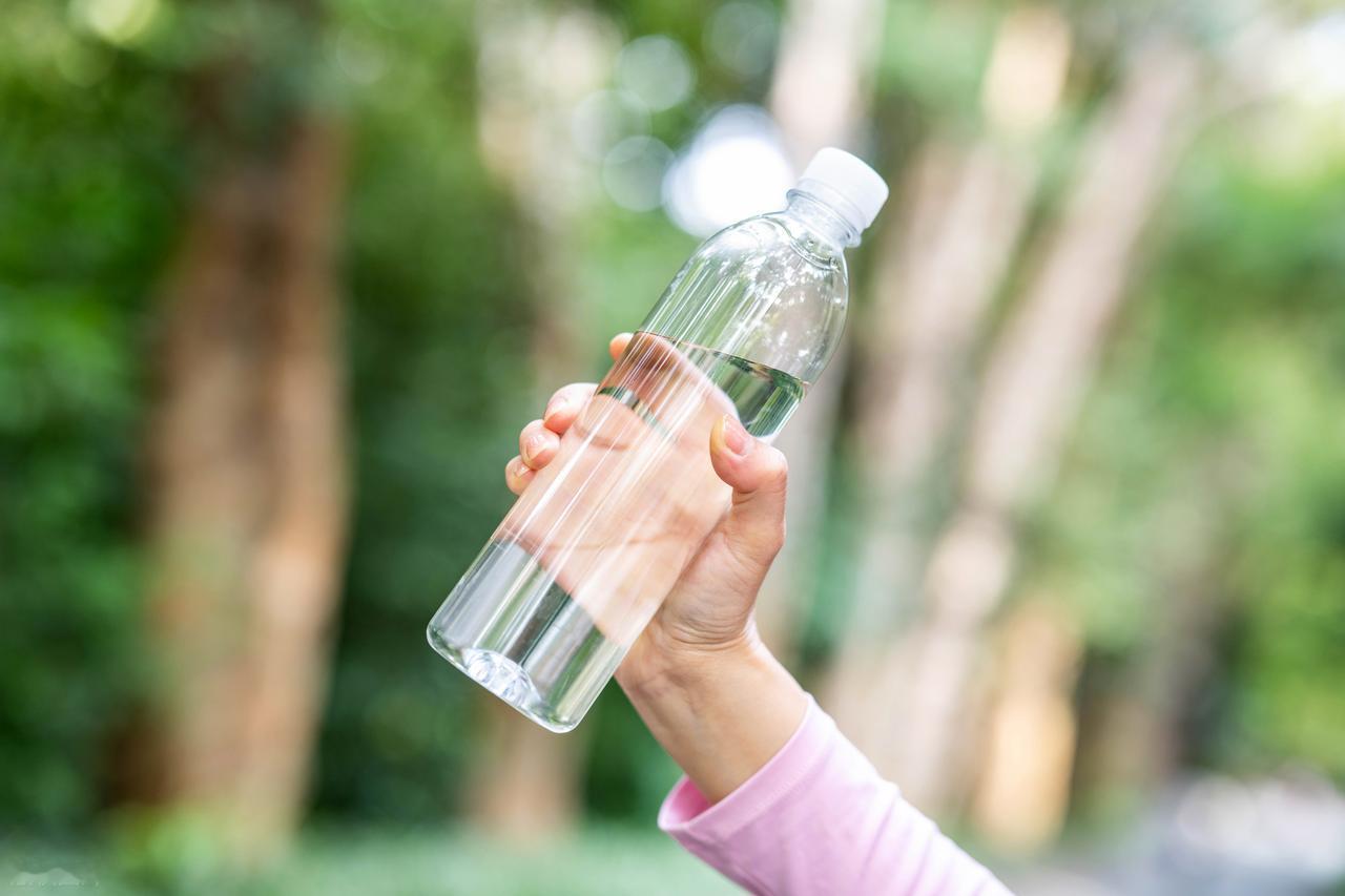 医生发现：大量喝水的高血压患者，不用多久，身体或有3变化不少人血压一高就开始