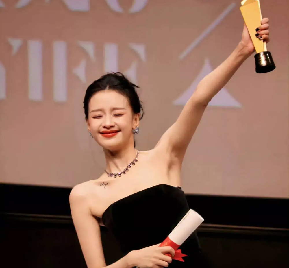 离婚四年，董子健在台下给孙怡鼓掌。那个画面，比他们当年官宣离婚还狠。2016年官宣，2017年结婚生
