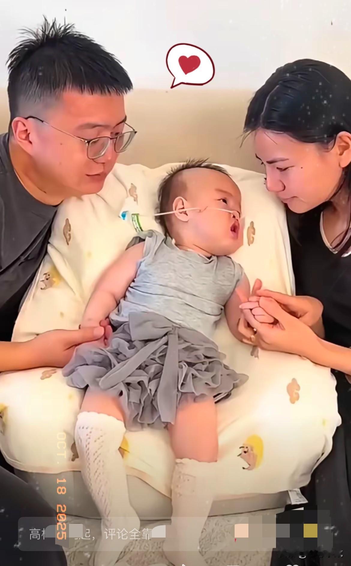 这张“最后一张全家福”里，离世宝宝望向妈妈的眼神，像在努力记住妈妈的模样，也