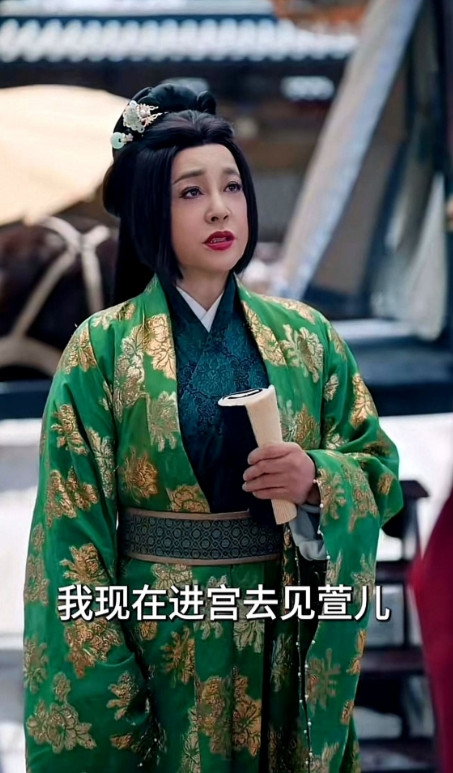 75岁的刘晓庆，冲上热搜，这一次，不是谈了新男友，而是人到古稀的庆奶，再次做了一