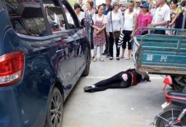 湖北阳新，一男子凌晨骑三轮车去拉猪肉，结果撞倒45岁的周某，就在周某奄奄一息时，