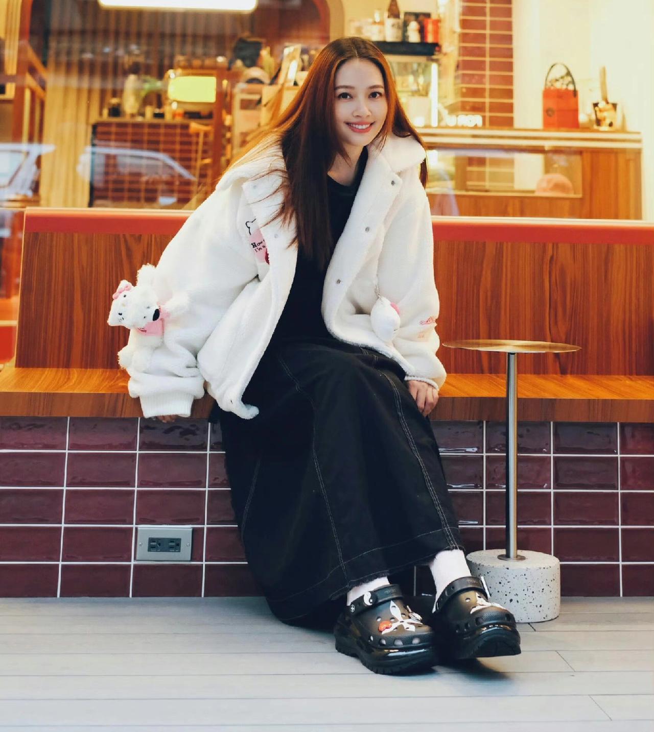 郭碧婷现在应该是很多人羡慕的理想婚姻状态，她不用跟公婆住一起，公婆给小孩提供生活