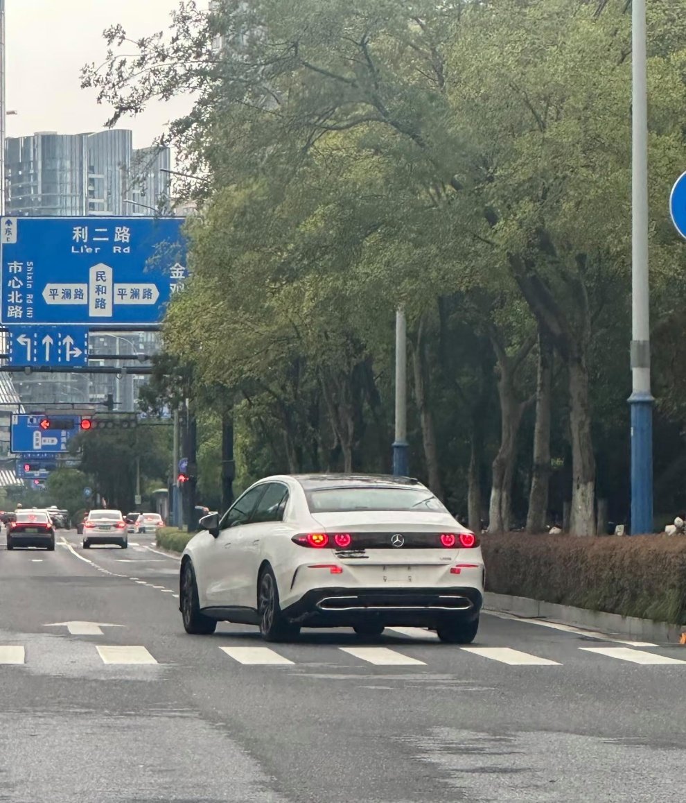 网友在路上看到的全新奔驰C级这个尾灯真的有点不理解这个屁股真的很难评双电机四驱