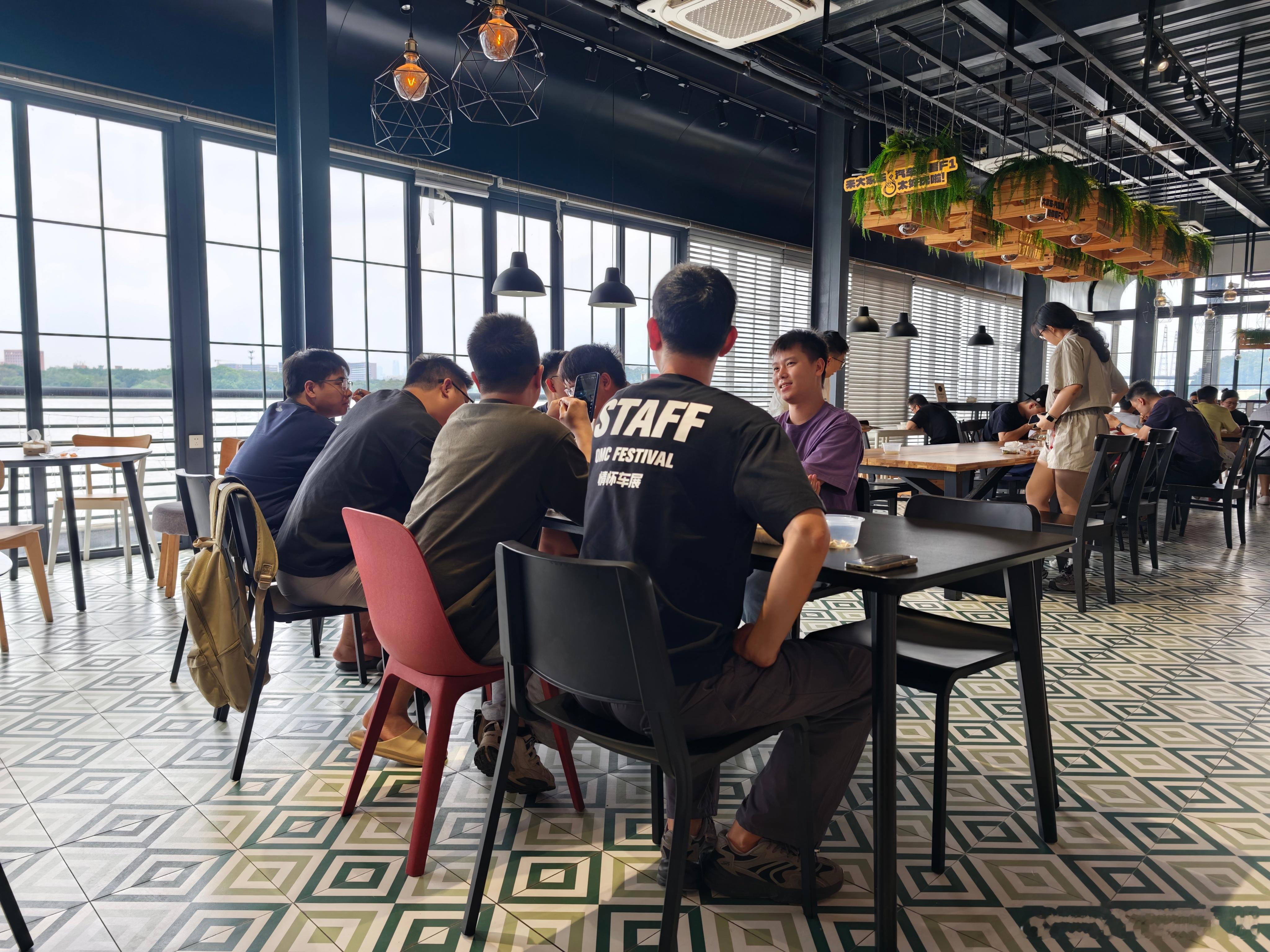 从员工穿什么鞋，看公司的工作环境