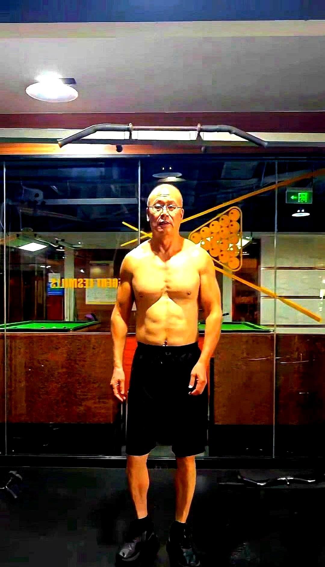67岁老李多拉了一次引体向上，医保省了1200块。不是他厉害，是国家终于把哑铃
