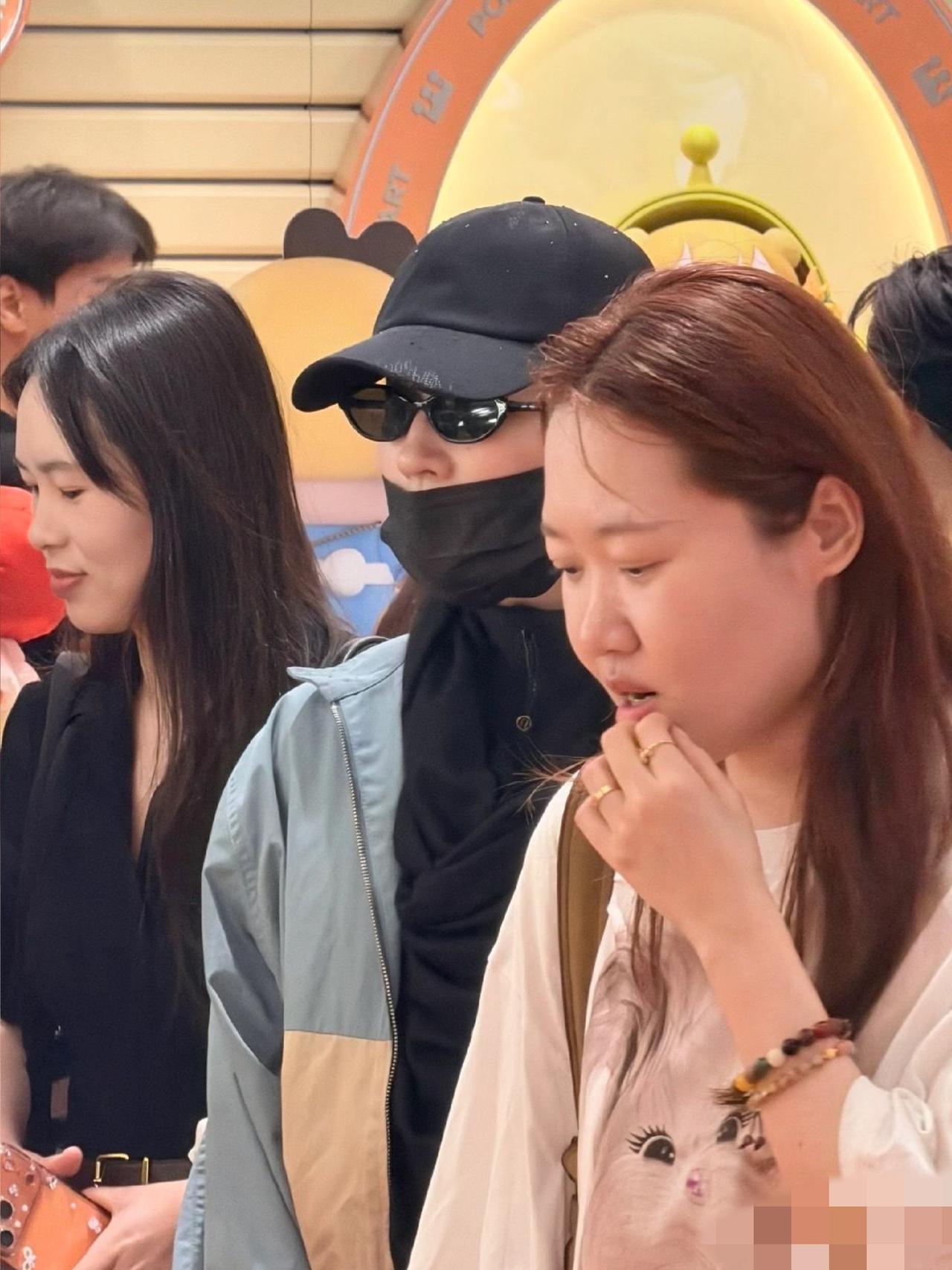 刘亦菲素颜现身泰国，有酒糟鼻，鼻子是红肿的，皮肤比较粗糙，从背影看挺胖的，大腿好