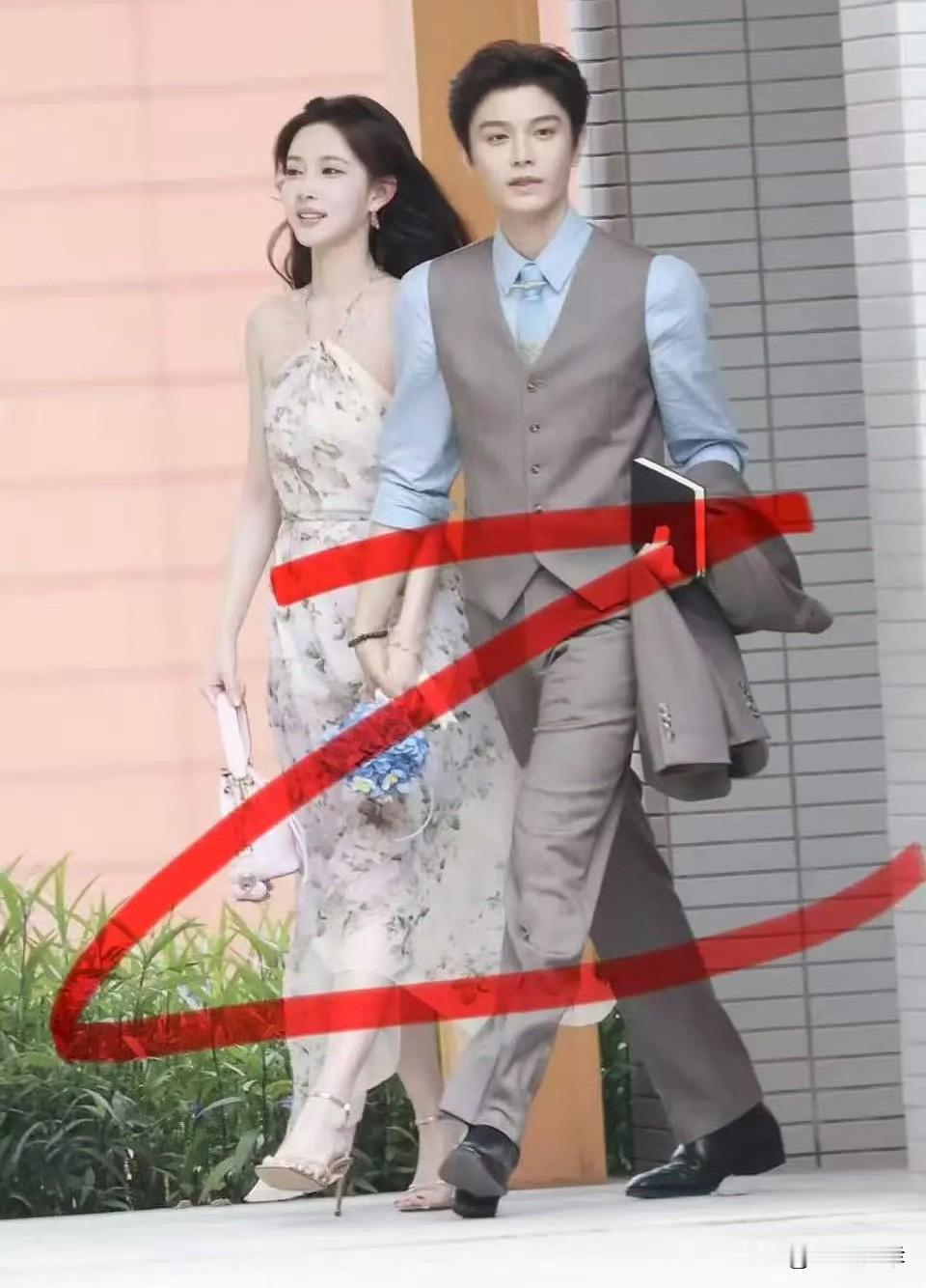 丁禹兮、孟子义二搭新剧《爱在无尽夏》路透曝光，二人牵手漫步街头。本以为是养眼帅哥美女组合，路透却引来