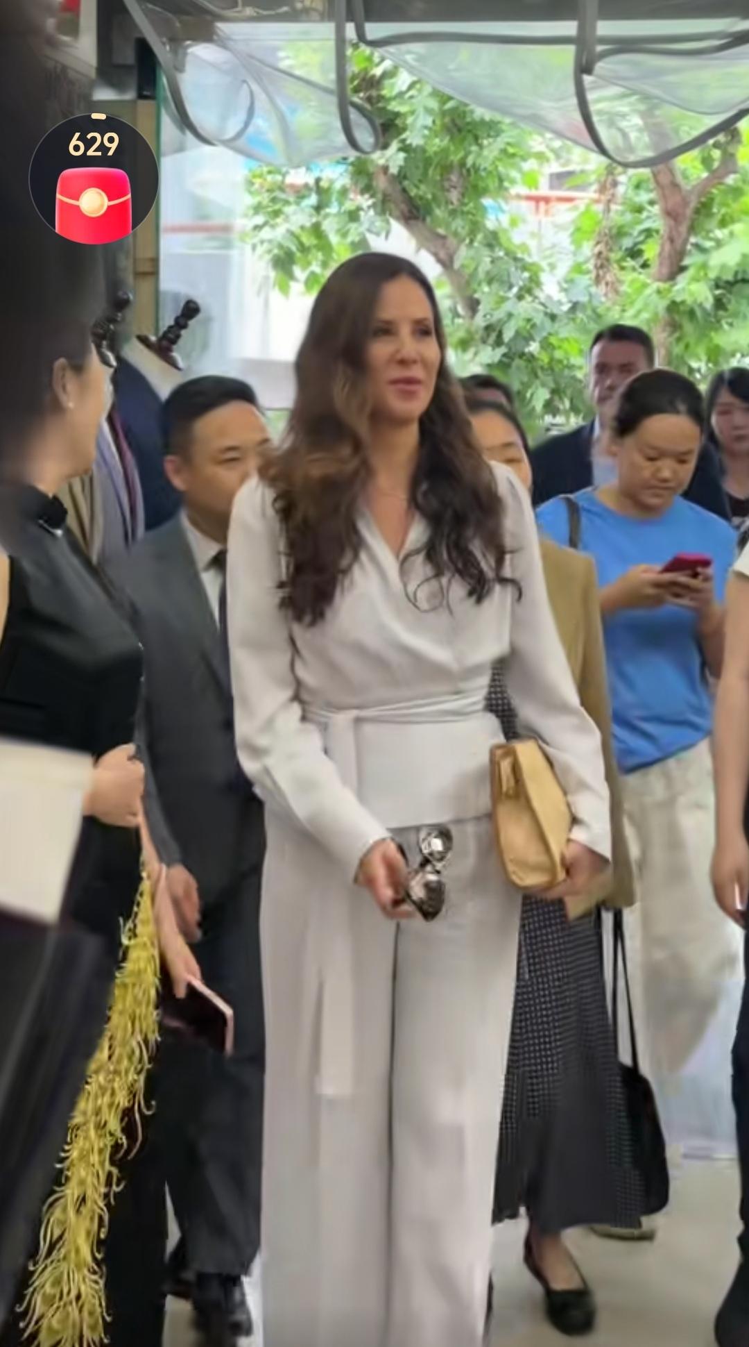 5月27日下午，在密集的访问行程中，塞尔维亚总统夫人塔玛拉·武契奇忙里偷闲，现身