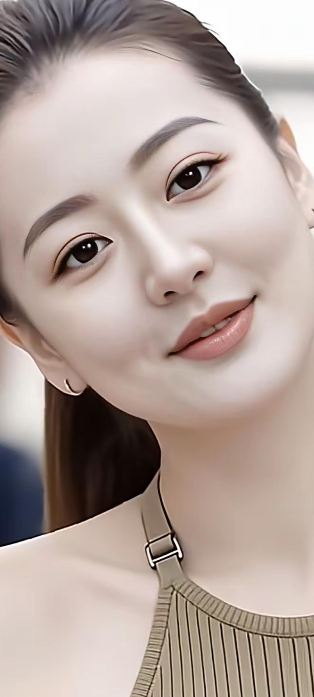 温柔微笑，自然妆容，简约时尚，清新自然