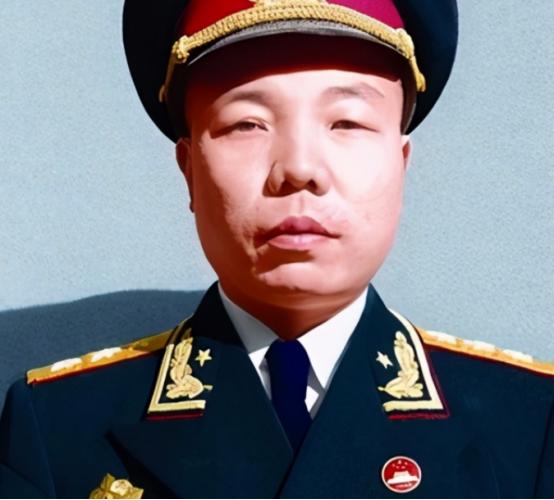 1975年，一群歹徒有眼不识泰山，在路上设下关卡，把兰州军区第一政委萧华将军拦了