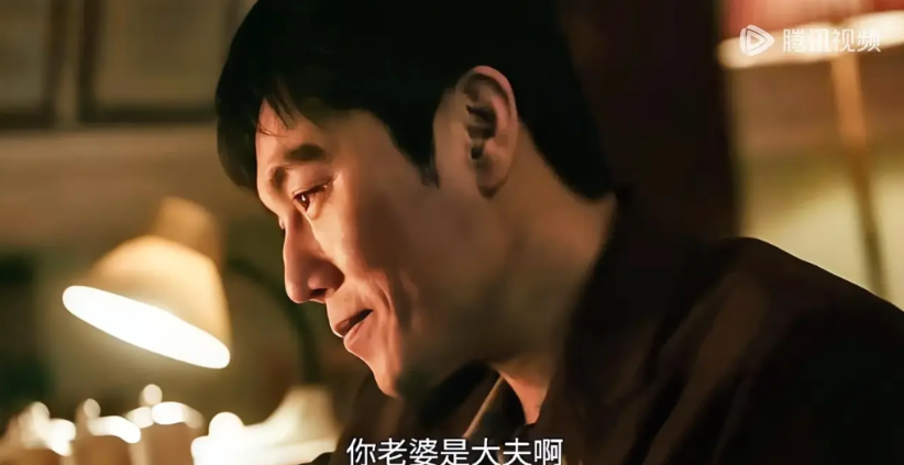 《扫毒风暴》剧中的卢少骅本是市化工厂保卫科的骨干，老婆是大夫，老丈人是工业局的前