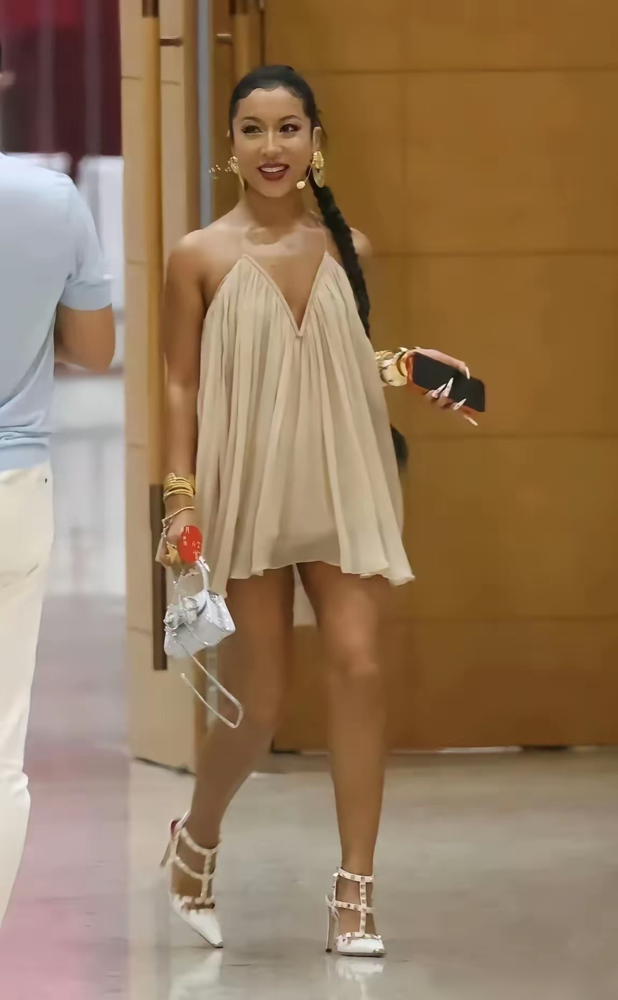 吉克隽逸这是跟布有仇吧？红毯上全身上下就剩几根带子，网友都吵翻了，说她擦边。翻她这几年的造型，真就一