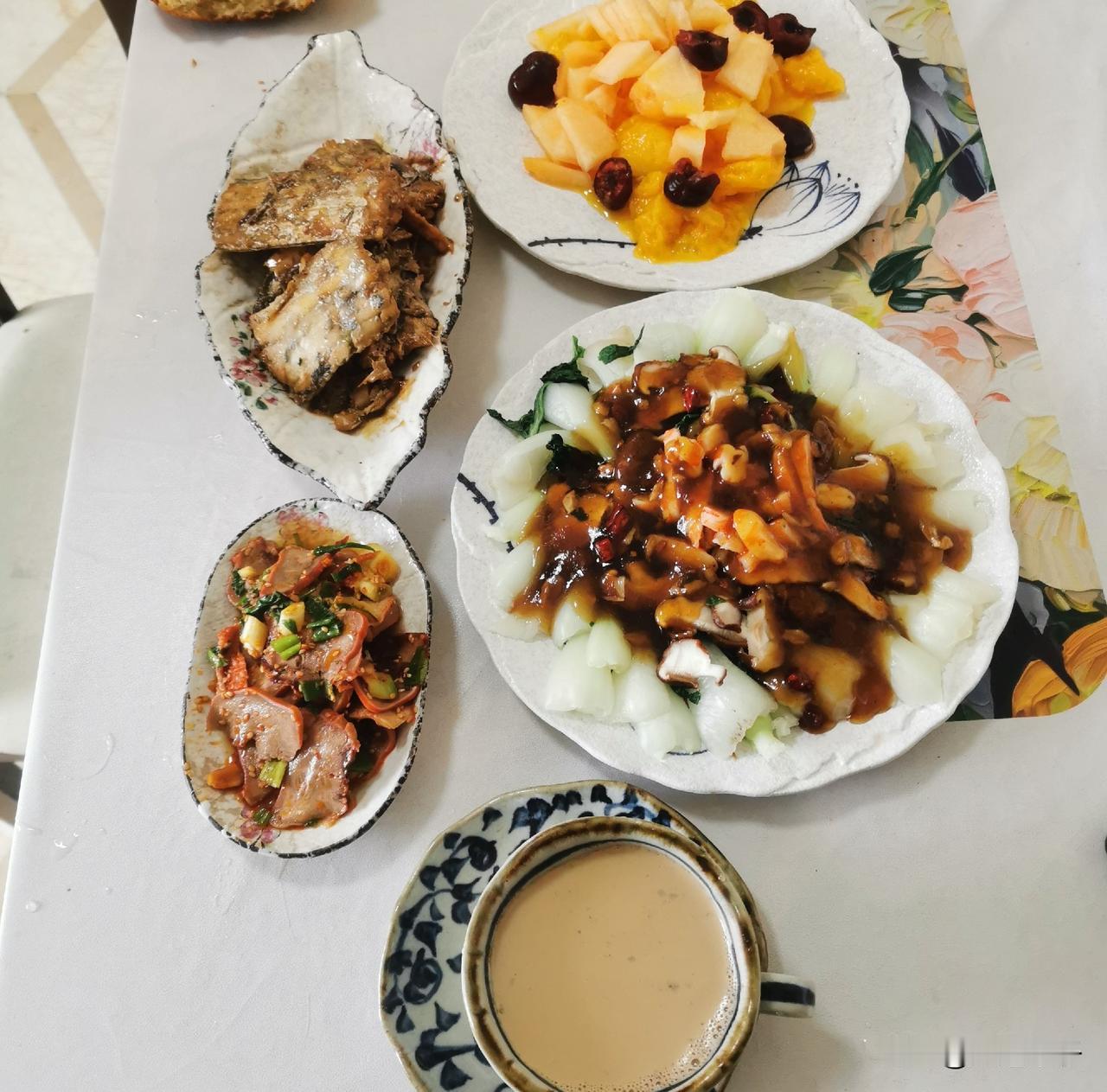 早餐！今天7月4日公休日，天气有些阴，被风打扰了，起来做饭！一条渤海刀鱼