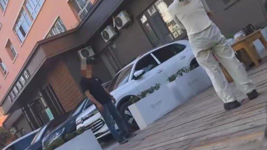 一场关于“150元车上住宿费”的舆论风波，最终以媒体的公开致歉和记者的停职检查画