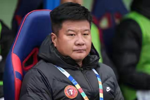 辽宁铁人官宣啦：李金羽丢掉主帅和老总的位置，抢到了中超主教练下课的沙发。上赛