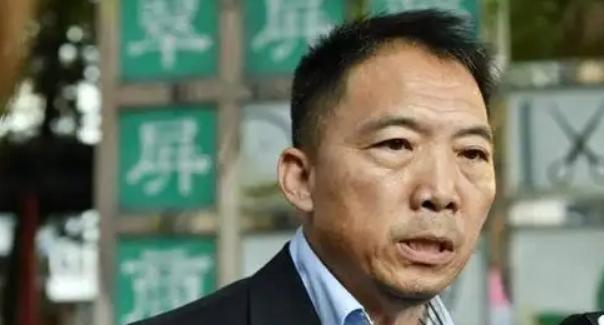 太讽刺了！乱港头目胡志伟在香港服刑期满，一刻不歇飞往英国想当“流亡政客”，谁知刚