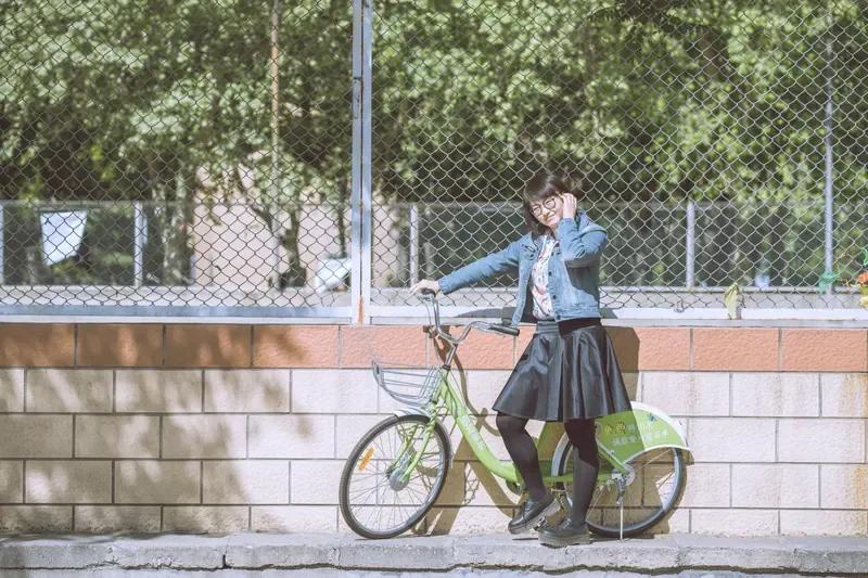 学校里的李老师和钱老师，俩人教龄相同，都是34年。所不同的是，李老师是一级职称九