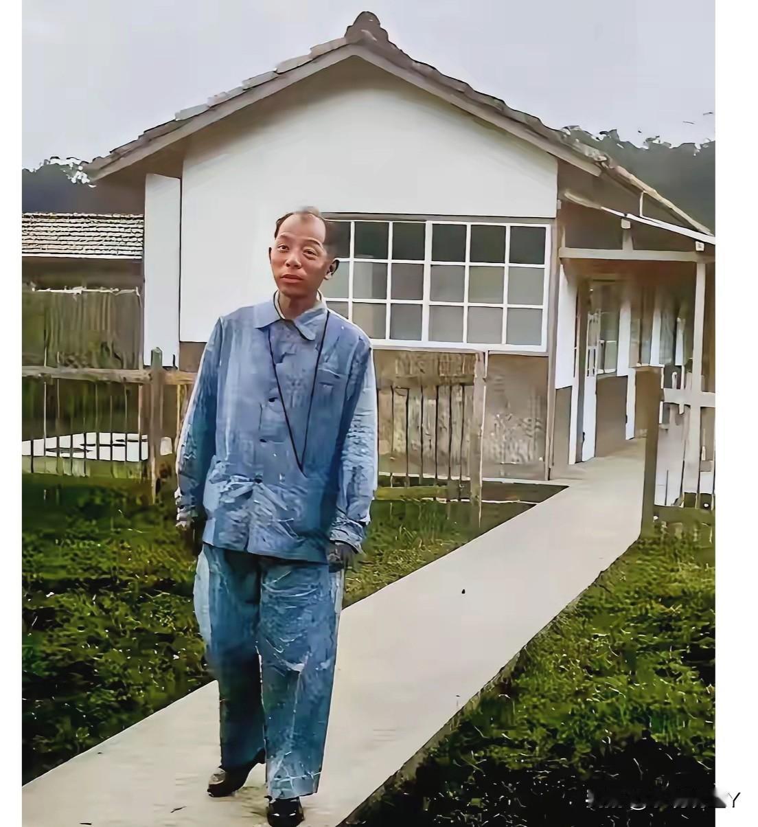 这是张学良幽禁期间的一张老照片，拍摄于1955年的台湾。这并不是演戏，也绝非演员