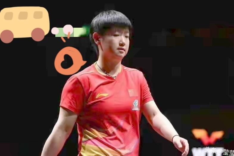 心疼！孙颖莎回京步履蹒跚，8周休养只为满血归来搀扶着慢行的身影，左脚几乎无